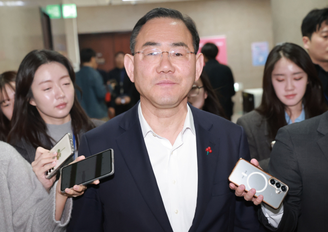 국민의힘 주호영 의원이 26일 국회에서 국민의힘 대구·경북 의원들과 대구·경북 통합 특별법안 논의를 한 뒤 이동하고 있다. 연합뉴스