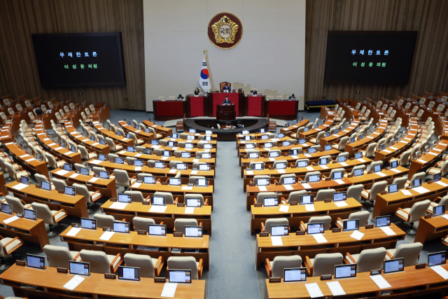 더불어민주당 이성윤 의원이 26일 국회에서 열린 2월 임시국회 본회의에서 전날 상정된 '법왜곡죄법'(형법 개정안)에 대해 찬성 취지로 무제한 토론하고 있다. 연합뉴스