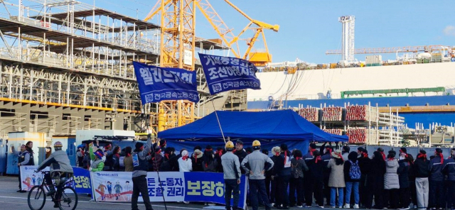 전국금속노조 거제통영고성조선하청지회와 웰리브지회는 25일 오후 5시부터 한화오션 거제사업장 내 서문 인근에 천막을 설치하고 점거 농성에 돌입했다. 독자 제공