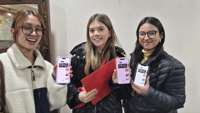 26일 부산 사상구 동서대에서 열린 신입 외국인 유학생 오리엔테이션에서 학생들이 다가치 앱을 설치한 후 포즈를 취하고 있다. 월드다가치 제공