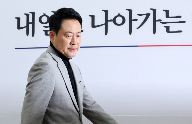 국민의힘 장동혁 대표가 26일 국회에서 열린 최고위원회의에 입장하고 있다. 연합뉴스