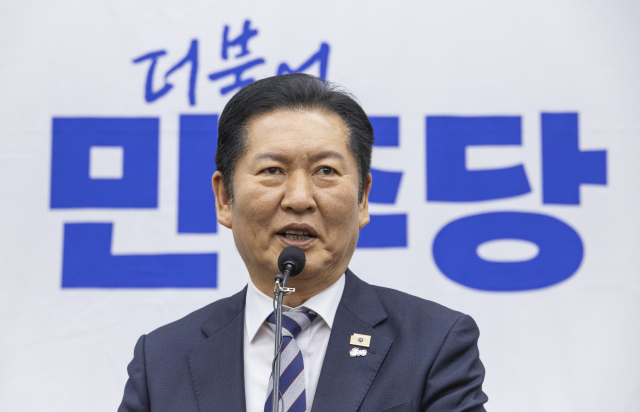 더불어민주당 정청래 대표가 26일 국회 본회의에서 '법왜곡죄' 표결에 앞서 열린 의원 총회 도중 이날 6천3백 포인트를 넘긴 코스피 종가 소식을 알리고 있다. 연합뉴스