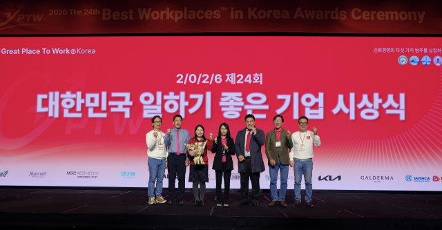 지난 25일 서울 여의도 콘래드 호텔에서 열린 ‘제24회 대한민국 일하기 좋은 기업 시상식’에서 한국수자원공사 관계자(가운데)가 기념사진을 촬영하고 있다. 이날 수자원공사는 대한민국 일하기 좋은 100대 기업 톱(Top) 3에 선정됐다. 수자원공사 제공