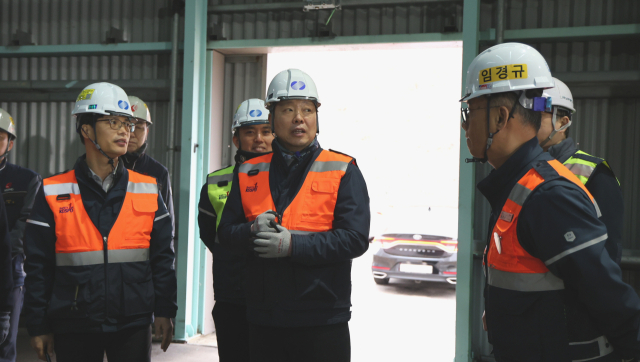 남부발전 박영철 경영기획부사장(가운데)이 26일 삼척빛드림본부를 방문해, 저탄장 운영 현황을 점검하고 있다. 남부발전 제공