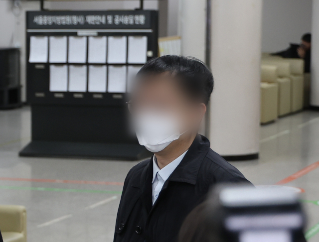 북한에 무인기를 보내 남북 긴장을 조성한 혐의를 받는 30대 대학원생 오 모 씨가 26일 구속 전 피의자 심문(영장실질심사)을 받기 위해 서울 서초구 서울중앙지법으로 들어서고 있다. 연합뉴스