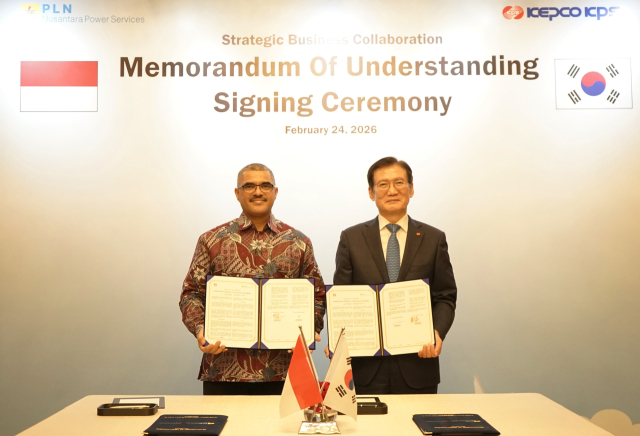 한전KPS(사장 김홍연·오른쪽)과 인도네시아 국영발전운영사인 PLN NPS(사장 작퐈르 사딕(Jakfar Sadiq)·왼쪽)은 지난 24일(현지시각) ‘인도네시아 성능개선사업 등 해외사업 공동진출을 위한 양해각서(MOU)’를 체결했다. 한전KPS 제공
