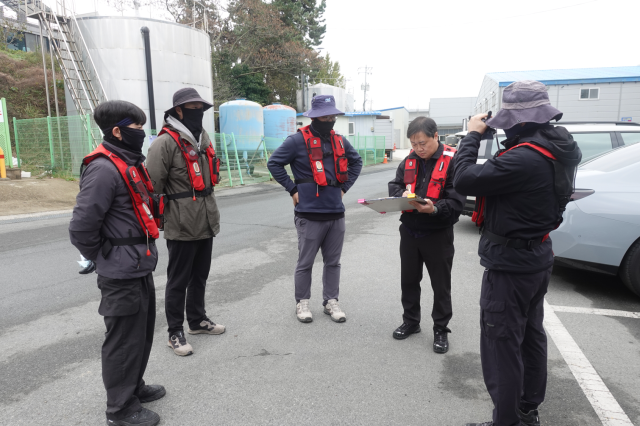 한국어촌어항공단 직원들이 점검 전 TBM을 실시하고 있다. 어촌어항공단 제공