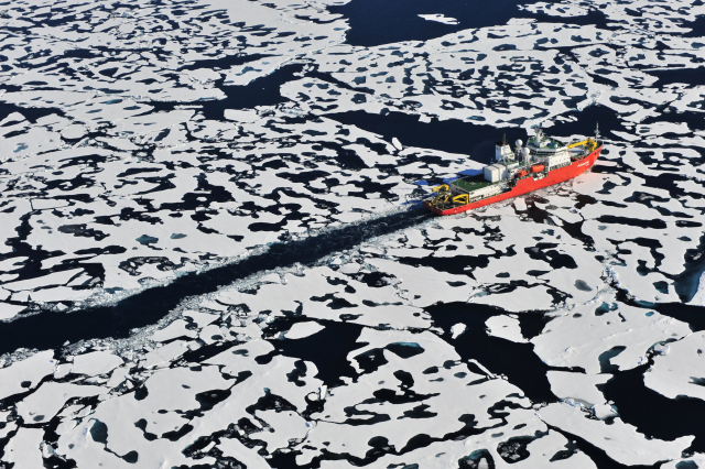 북극해를 항해 중인 국내 유일 쇄빙연구선 아라온호(총톤수 7507t). KIOST 제공