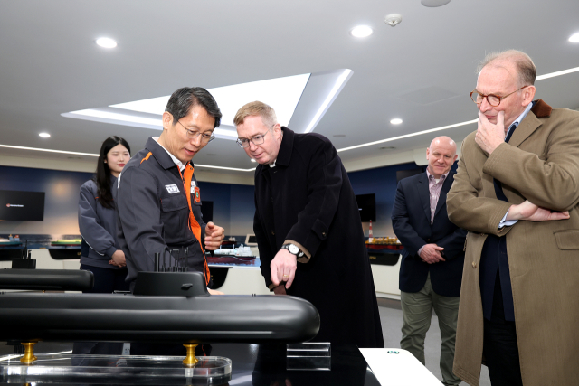 27일 한화오션 거제사업장을 방문한 콜린 크룩스(Colin Crooks) 주한 영국 대사(가운데)가 정승균 한화오션 특수선해외사업단장으로부터 CPSP 사업에 제안한 장보고-III 배치-II 잠수함 모형에 대한 설명을 듣고 있다. 한화오션 제공