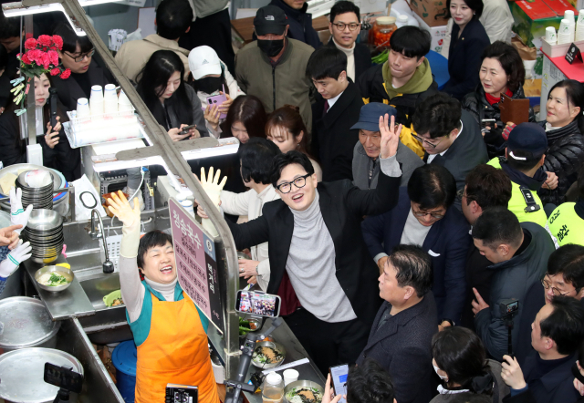 한동훈 국민의힘 전 대표가 27일 오후 대구 서문시장을 찾은 자리에서 지지자들에게 인사하고 있다. 연합뉴스