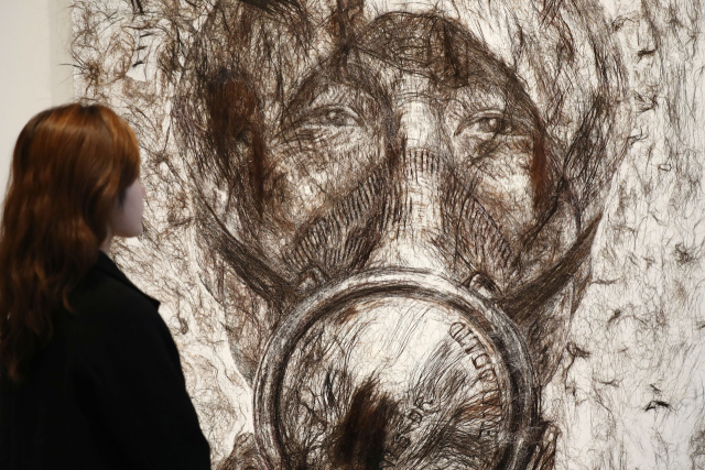 지난 2017년 서울 종로구 가나아트센터에서 열린 황재형 개인전 '십만 개의 머리카락' 전시 모습. 부산일보DB