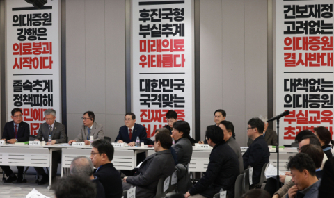 의대 증원에 맞서는 의협, 집행부 중심 투쟁 결의