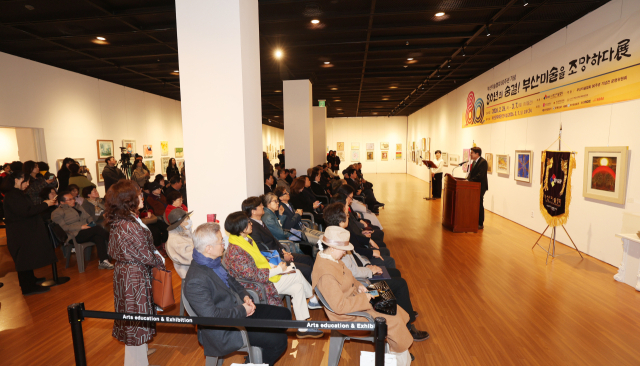 부산미술협회가 창립 80주년을 맞아 1일 부산문화회관 전시실에서 부산미술의 80년 역사를 조망하는 기획전 ‘80년의 숨결! 부산미술을 조망하다展’의 개막식을 열고 있다. 이재찬 기자 chan@