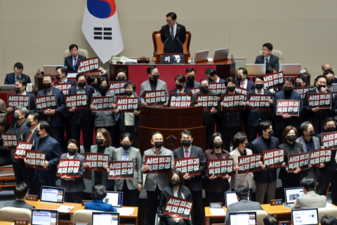 ‘사법 3법’ 강행처리한 민주, 3월엔 ‘검찰 개혁법’ 마무리 예고