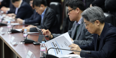 호르무즈 해협 막히나… 산업·금융시장 동시 충격 ‘비상’ [미 공습 하메네이 사망]