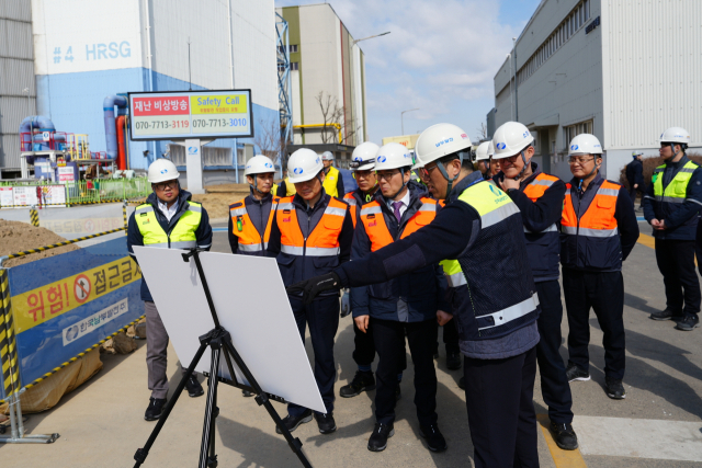 한국남부발전 서성재 기술안전부사장(앞줄 오른쪽 주황색 조끼)이 지난달 27일 신인천빛드림본부를 찾아 현장 근로자 편의시설인 ‘다솜누리 쉼터’ 신축 현장을 살펴보고 있다. 남부발전 제공