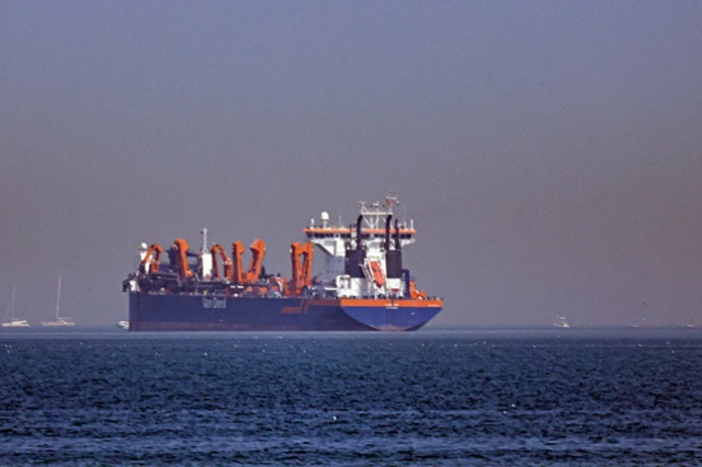 미국과 이스라엘이 이란을 공격하면서 호르무즈 해협이 봉쇄된 가운데, 해협 봉쇄가 장기화할 경우 한국 경제에 심각한 타격을 줄 수 있다는 미국 전문가 분석이 나왔다. 사진은 3월 1일 아랍에미리트 두바이 해안에 정박 중인 선박. EPA 연합뉴스