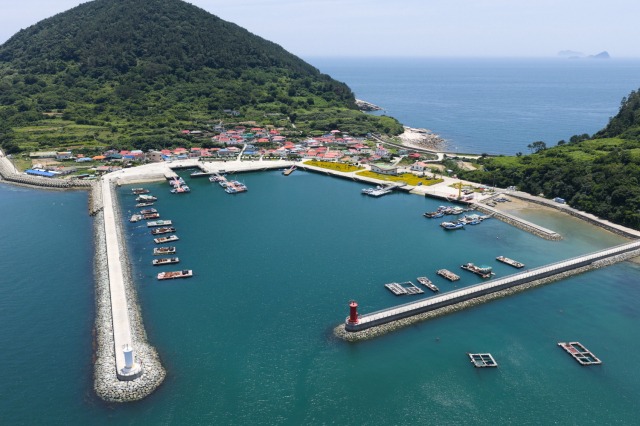 문화체육관광부가 주최하고 한국관광공사가 주관한 ‘2026년 섬-기업 상생 관광프로젝트’ 공모에 선정된 한산면 용호도 호두항. 통영시 제공