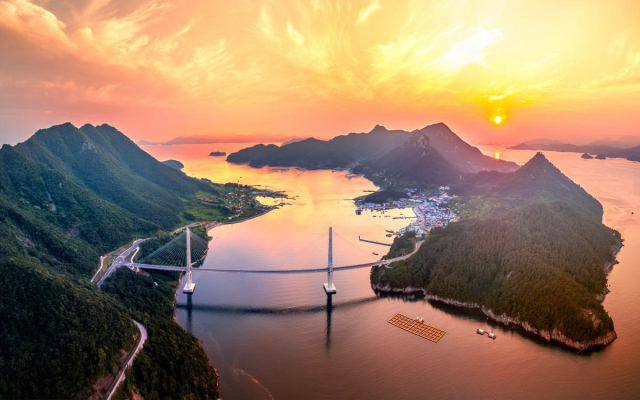 문화체육관광부가 주최하고 한국관광공사가 주관한 ‘2026년 섬-기업 상생 관광프로젝트’ 공모에 선정된 사량면 상도. 통영시 제공