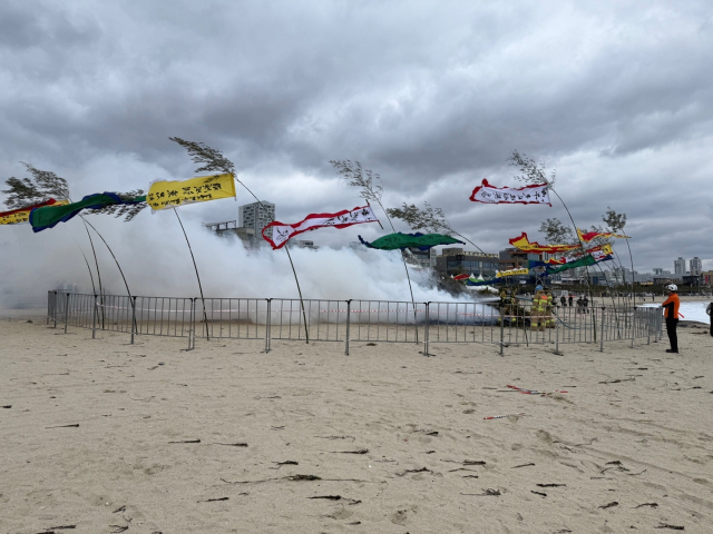 정월대보름 행사를 앞두고 불이 난 울산 동구 일산해수욕장 달집 현장에서 소방당국이 진화 작업을 벌이고 있다. 화재 현장에서 발생한 다량의 연기가 바람을 타고 확산하고 있다. 울산소방본부 제공