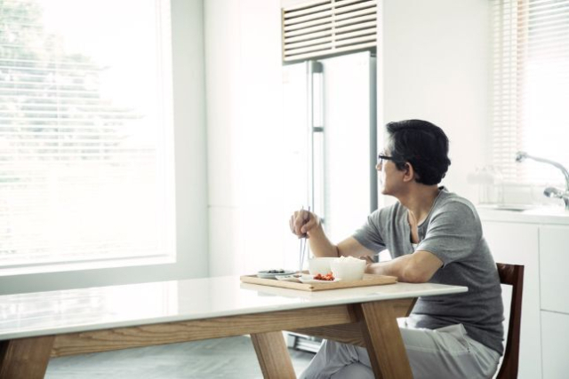 우리 사회에서 외로움을 느끼는 정도도 소득 수준에 따라 차이가 많이 나는 것으로 나타났다. 소득이 낮을수록 외로움을 체감하는 비율이 높고, 빈도도 잦았다. 클립아트코리아