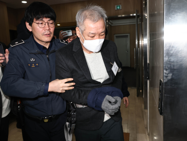 건진법사 전성배씨가 지난 1월 19일 서울 서초구 안권섭 상설특별검사 사무실에 참고인 신분으로 출석하고 있다. 연합뉴스