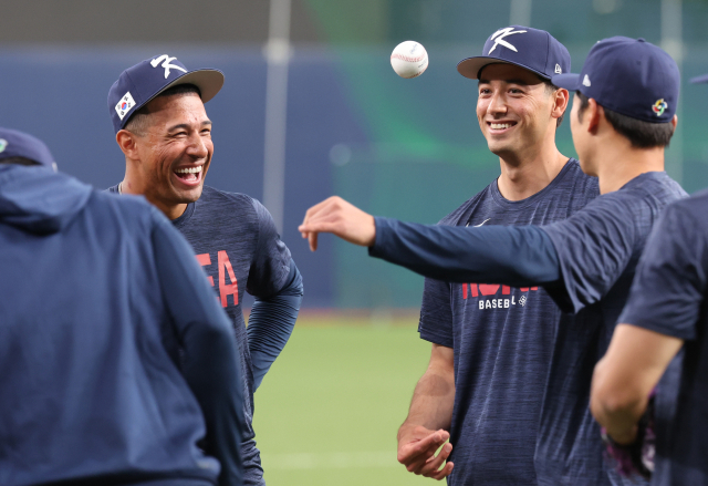 WBC 한국 야구 대표팀 타선을 이끌 저마이 존스(왼쪽)와 셰이 위트컴이 일본 오사카 교세라돔에서 훈련하고 있다. 연합뉴스