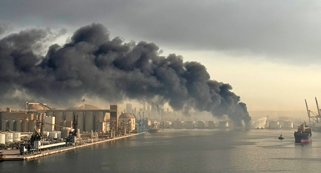 호르무즈 해협과 인접한 아랍에미리트 두바이 남서쪽에 위치한 제벨알리(Jebel Ali)항에서 우리 선원들이 촬영한 현지 모습. 선원노련 제공