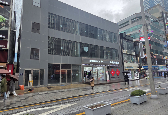 2일 해운대구 구남로 광장 인근 한 상가. 1층 한 점포를 제외한 건물 전체가 ‘임대’ 표지만 붙은 채 비어 있다. 박수빈 기자