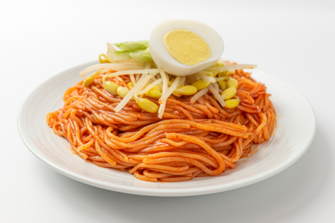 쫄면은 쫄깃하고 굵은 면발이 특징이다. 클립아트코리아