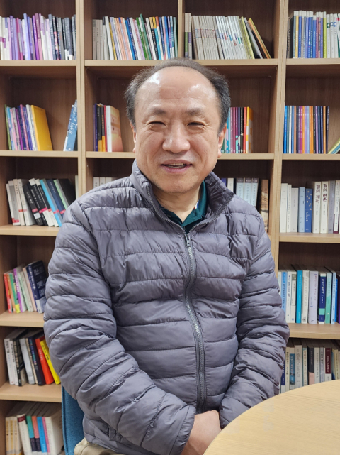 차동엽 씨가 부산일보를 찾아와 쫄면이 부산에서 처음 만들었다고 이야기하고 있다.