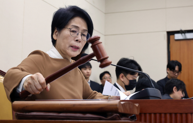 최민희 과방위원장이 지난달 25일 국회에서 열린 과학기술정보방송통신위원회 전체회의에서 의사봉을 두드리고 있다. 연합뉴스