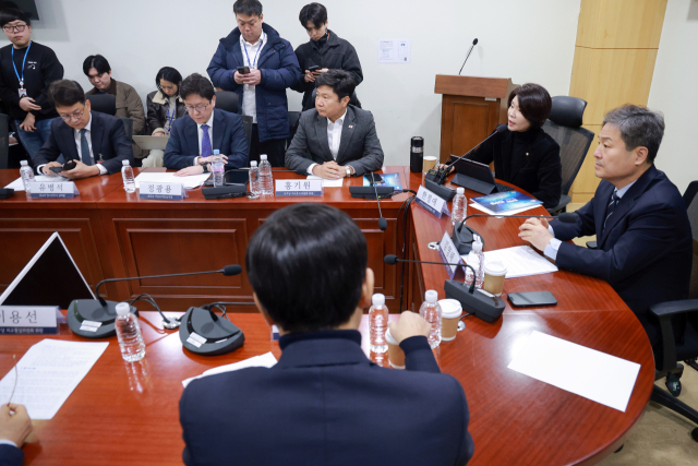 국회 외교통일위원인 더불어민주당 한정애 정책위의장이 3일 국회의원회관에서 열린 이란 사태 관련 민주당-외교부 당정간담회에 참석해 발언하고 있다. 연합뉴스