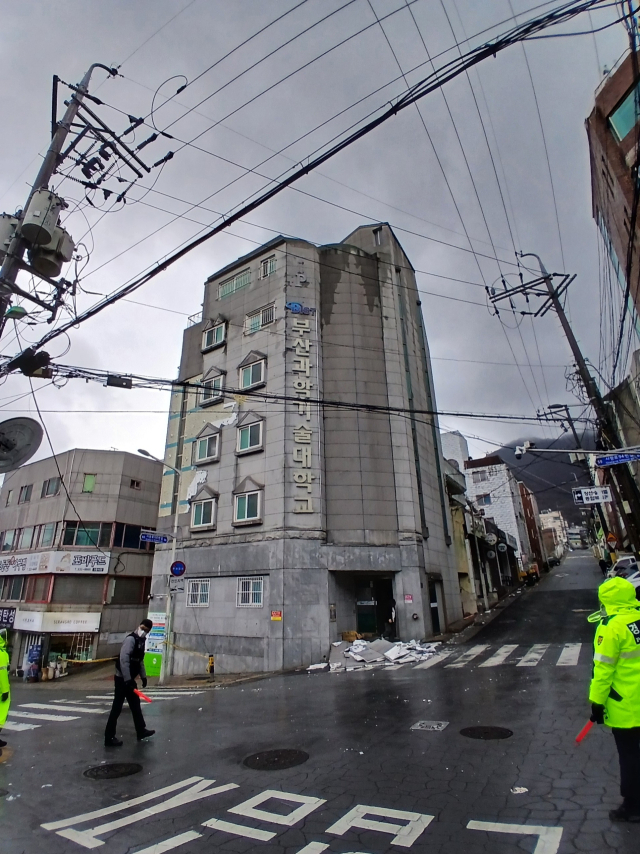 부산에 순간최대풍속이 초속 29.5m에 달하는 바람이 불며 건물 외벽이 떨어지고 옹벽이 무너지는 등 피해가 잇따랐다. 사진은 2일 북구 구포동 한 건물 외벽이 도로에 떨어진 모습. 부산소방재난본부 제공