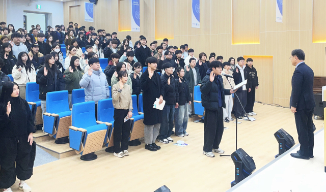 거제대학교 2026학년도 입학식에서 신입생 대표 윤태경 학생이 선서를 하고 있다. 거제대 제공