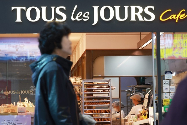 국내 대표 제빵 프랜차이즈인 뚜레쥬르와 파리바게뜨가 빵과 케이크 등 일부 제품 가격을 인하하기로 했다. 뚜레쥬르는 빵과 케이크 등 17종의 공급가를 평균 8.2% 내린다고 밝혔다. 연합뉴스