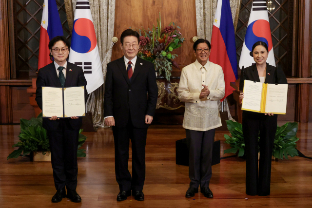 김정관 산업부 장관과 마리아 크리스티나 알데게르 로케 필리핀 통상산업부 장관이 3일 필리핀 마닐라 말라카냥궁에서 이재명 대통령과 페르디난드 마르코스 대통령이 참석한 가운데 무역·투자·경제협력에 관한 개정 MOU를 체결 체결한 뒤 기념촬영을 하고 있다. 연합뉴스