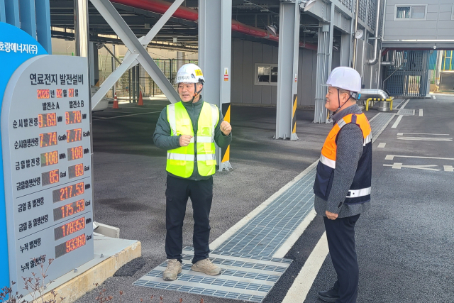 한국남부발전 윤상옥 재생에너지전무(오른쪽)가 지난달 27일 인천 호랑에너지 연료전지발전소를 방문해 호랑에너지 송경열 실장으로부터 설비 운영 현황에 대한 설명을 듣고 있다. 남부발전 제공