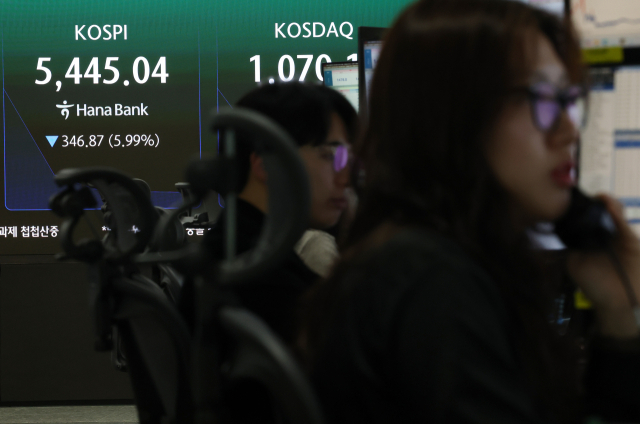 4일 중구 하나은행 본점 딜링룸 전광판에 실시간 코스피가 표시돼 있다. 연합뉴스