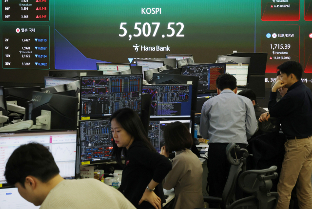 4일 중구 하나은행 본점 딜링룸 전광판에 실시간 코스피가 표시돼 있다. 연합뉴스