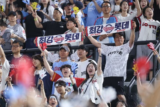 지난해 부산 사직야구장을 가득 메운 팬들이 응원하는 모습. 롯데 자이언츠 제공