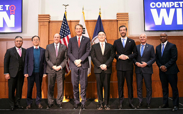 지난해 12월 버지니아주 체사피크시 희토류 자석 공장 투자 발표에서 참석자들이 기념촬영을 하고 있다. 왼쪽 세번째부터 폴 대버 미국 상무부 차관과 글렌 영킨 버지니아 주지사, 구본규 LS전선 대표.LS 제공