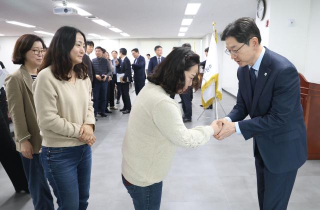 김경수 대통령 직속 지방시대위원장이 4일 세종시 지방시대위원회에서 열린 주간 업무회의에서 사의를 표명한 뒤 직원들과 작별인사를 나누고 있다. 지방시대위원회 제공