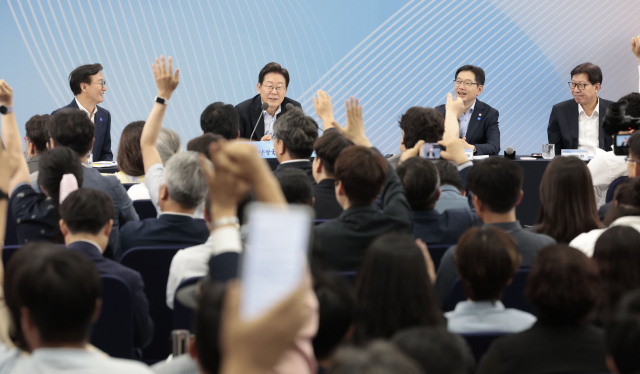 이재명 대통령이 지난해 7월 부산 부경대에서 열린 타운홀미팅 ‘부산의 마음을 듣다’ 간담회에서 시민들의 의견을 듣고 있다. 정대현 기자 jhyun@