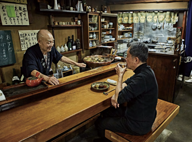 1932년 만주 다롄에서 시작한 ‘오뎅 야스베’는 1961년 후쿠오카로 이동해 3대째 이어가고 있다. 책 저자와 2대 료스케 씨가 대화하는 모습. 안목출판사 제공