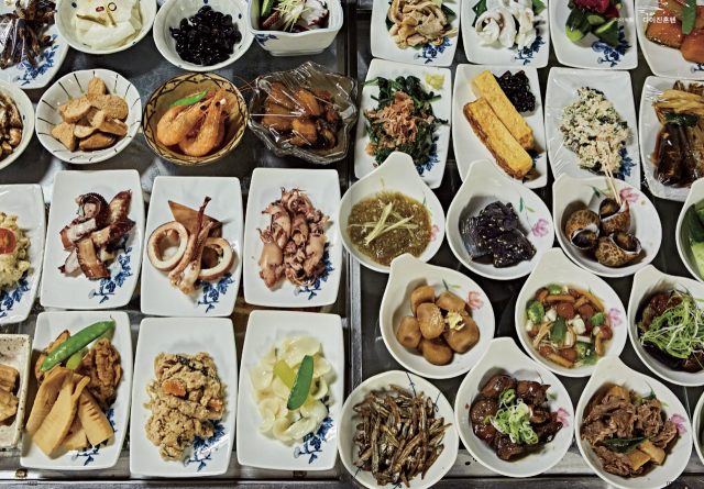 나고야 ‘다이진혼텐’은 안주류. 야채 요리가 270엔, 생선류는 350~500엔이라는 저렴한 가격으로 즐길 수 있다. 안목 출판사 제공