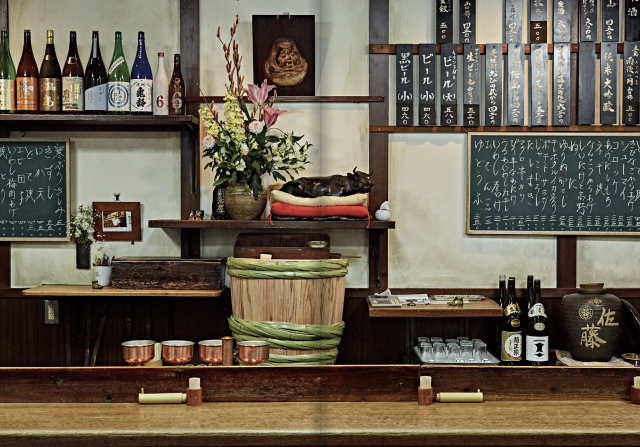 1938년 개업한 오사카 ‘메이지야’는 재개발로 인해 어쩔 수 없이 이사했지만, 인테리어는 개업 당시 그대로를 유지하고 있다. 안목 출판사 제공