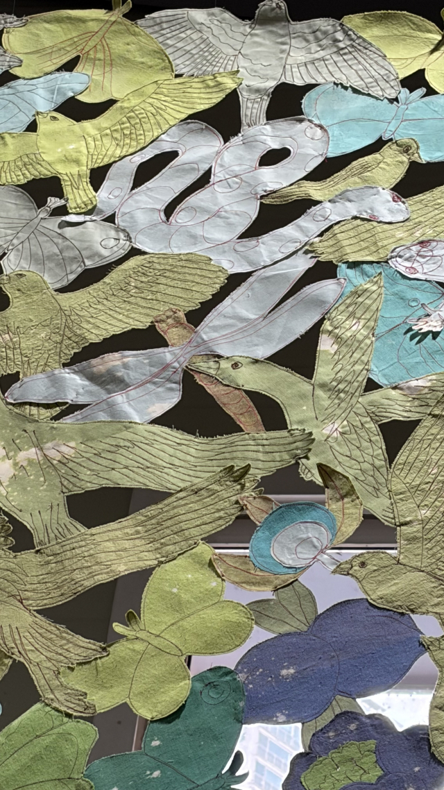 김경화 작가의 ‘우리는 서로 연결되어 있다’ 작품 일부. 한가운데 낙동강 깃대종 대모잠자리가 보인다. 김은영 기자 key66@