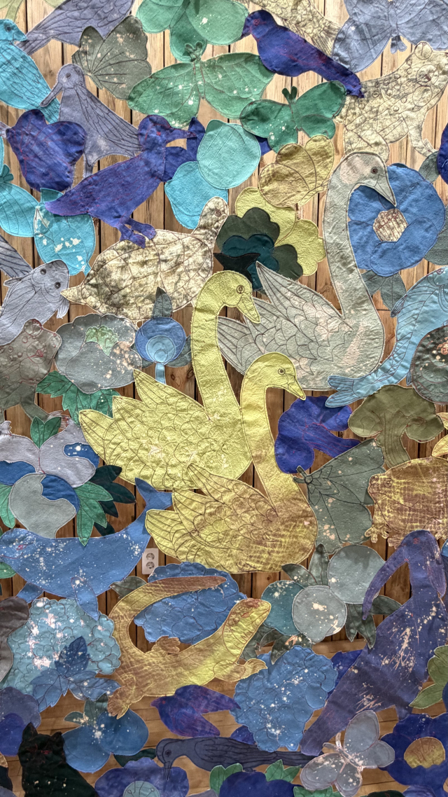 김경화 작가의 ‘우리는 서로 연결되어 있다’ 작품 일부. 한가운데 낙동강 깃대종 큰고니 모습이 보인다. 김은영 기자 key66@