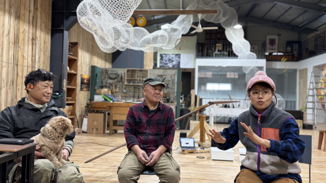 지난 3일 설치 작업이 한창인 ‘스페이스 다(SPACE-DA, 空間-多)’를 찾았을 때 박태홍, 안재국, 김경화 작가. 김은영 기자 key66@